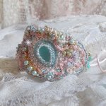 Pulsera de encaje menta Haute-Couture bordada con cristales de Swarovski, cuentas de cristal bohemio, cuentas de semillas y flores de resina Lucite